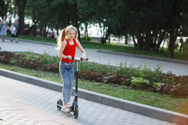 Tini Lány Robogózik Járdán Nyáron Egy Városi Parkban Piros Póló — Stock Fotó