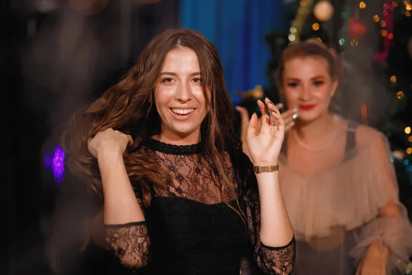 Eine Gruppe Fröhlicher Freunde Tanzt Neben Dem Weihnachtsbaum Frauen Lachen — Stockfoto