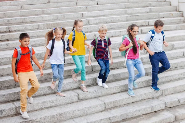 Crianças Adolescentes Roupas Coloridas Com Mochilas Estão Subindo Escadas Para — Fotografia de Stock