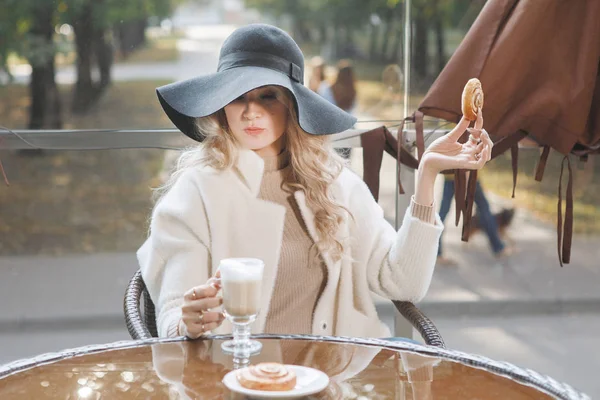 Πορτραίτο Μιας Ξανθιάς Κυρίας Μαύρο Καπέλο Ένα Τραπέζι Ένα Καφέ — Φωτογραφία Αρχείου