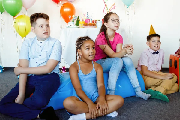 Grupo Crianças Multinacionais Uma Celebração Aniversário Com Bolas Bonés Doces — Fotografia de Stock