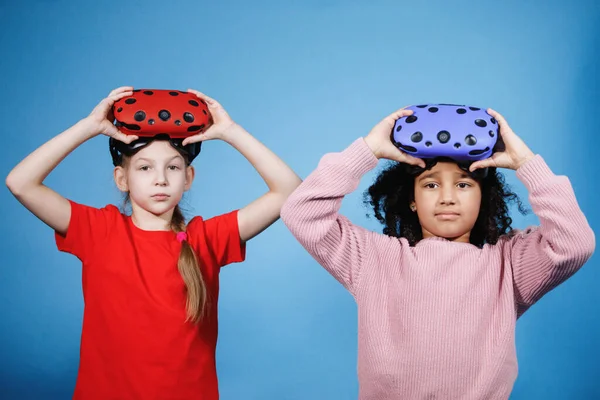 Afroameričanky Blondýnky Dospívající Dívky Hrají Brýlemi Virtuální Reality Počítačové Hry — Stock fotografie