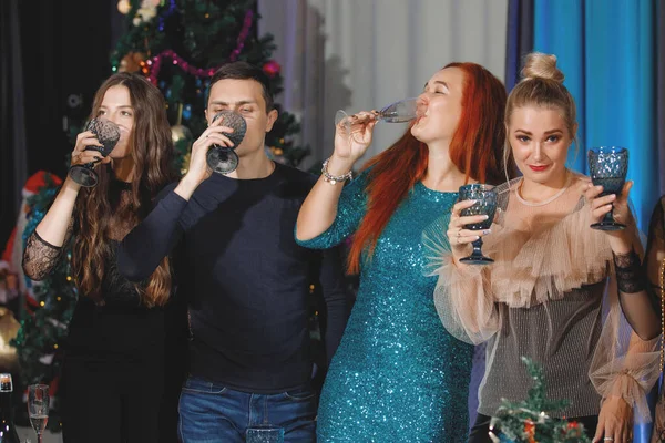 Jonge Feestelijke Vrouwen Drinken Champagne Bij Kerstboom — Stockfoto