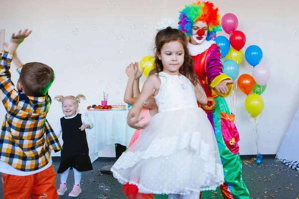 Bambini Giocano Divertono Con Clown Una Festa Compleanno — Foto Stock