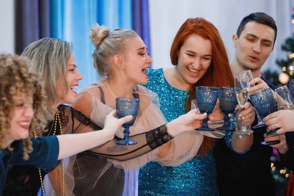 Companhia Alegre Amigos Celebra Natal Ano Novo Uma Mesa Perto — Fotografia de Stock