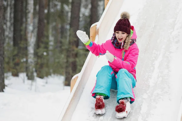 Vrouw Glijdt Van Een Ijzige Houten Heuvel Een Besneeuwde Dag — Stockfoto