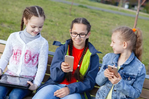 Trois Adolescentes Munies Téléphone Intelligent Assoient Sur Banc Dans Parc — Photo