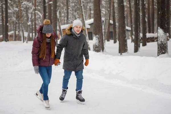 Couple Homme Femme Sur Patinoire Hiver — Photo