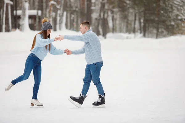 Couple Homme Femme Patinage Sur Glace Tenant Main Patinoire Hiver — Photo