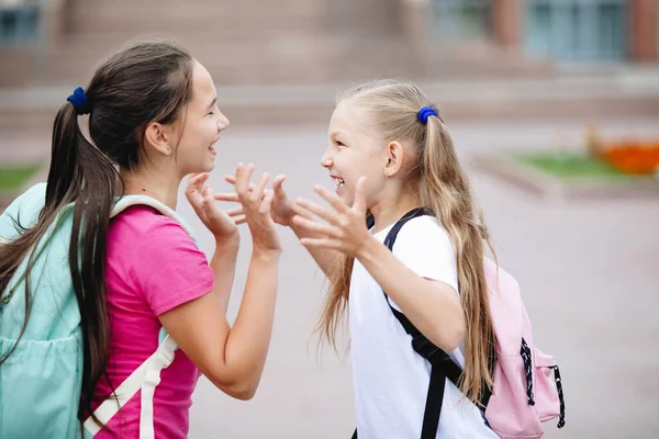 Twee Vriendinnen Tieners Hebben Plezier Genieten Praat Gesticuleer Gelukkige Jeugd — Stockfoto