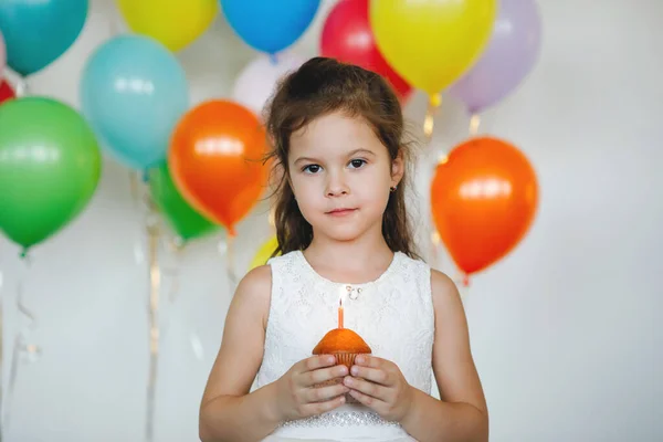 Una Chica Sopla Una Vela Cumpleaños Pastel — Foto de Stock