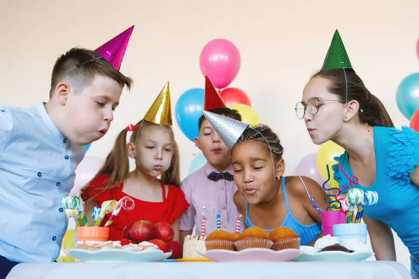 Kinderen Caps Blazen Kaarsen Uit Een Taart Een Verjaardagsfeest Vakantie — Stockfoto