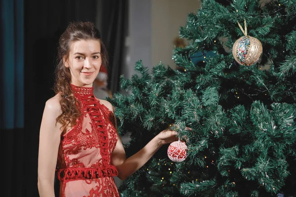 Frau Mit Zopf Schmückt Weihnachtsbaum Haus — Stockfoto