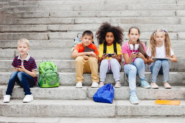 Groep Schoolkinderen Van Verschillende Nationaliteiten Kleurrijke Kleding Zittend Stenen Treden — Stockfoto