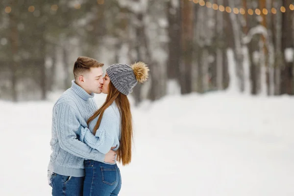Kochająca Para Całuje Się Zimowym Parku Świeżym Powietrzu Ciepłe Ubrania — Zdjęcie stockowe