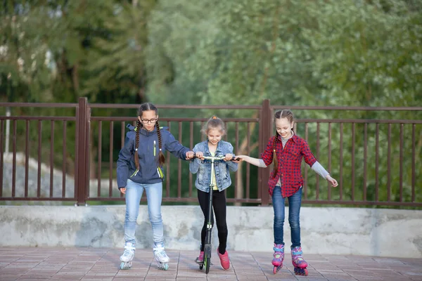 Meninas Jovens Andando Rua Com Rolo Scooter — Fotografia de Stock