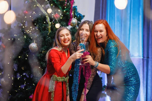 Vriendinnen Vieren Kerstmis Nieuwjaar Bij Kerstboom Vrouwen Knikken Glazen Met — Stockfoto