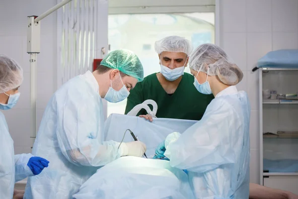 Equipo Cirujanos Anestesiólogos Enfermeras Durante Cirugía Quirófano — Foto de Stock