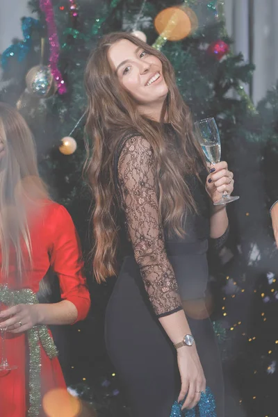 Belle Femme Qui Amuse Avec Une Coupe Champagne Près Sapin — Photo