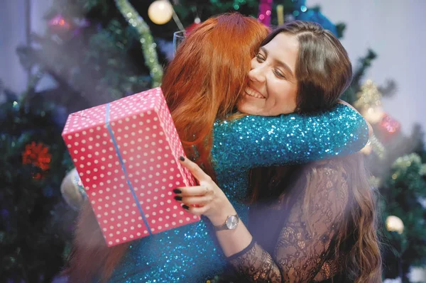 Zwei Freundinnen Schenken Sich Der Nähe Eines Weihnachtsbaums Geschenkboxen — Stockfoto