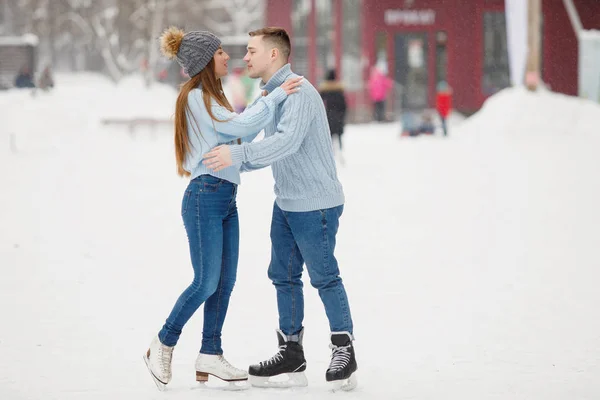 Para Mężczyzn Kobiet Przytulających Się Lodowisku Zimą — Zdjęcie stockowe