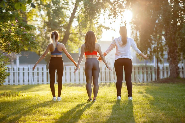 Tres Mujeres Ropa Deportiva Están Haciendo Gimnasia Césped Verde Parque — Foto de Stock