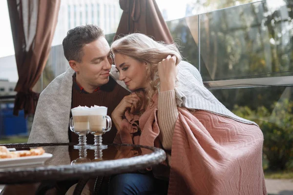 Dos Amantes Hombre Una Mujer Una Mesa Café Abrazo Caricia —  Fotos de Stock