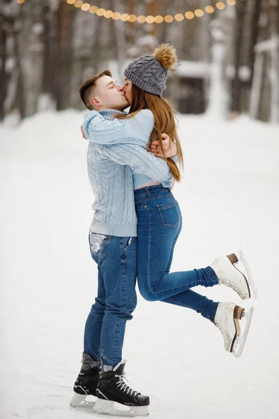 Couple Homme Femme Patinage Sur Glace Câlins Baisers Patinoire Hiver — Photo