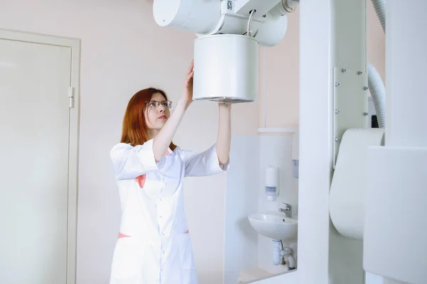 Kvinnlig Läkare Radiolog Förbereder Utrustning För Röntgen Ett Läkarmottagning — Stockfoto