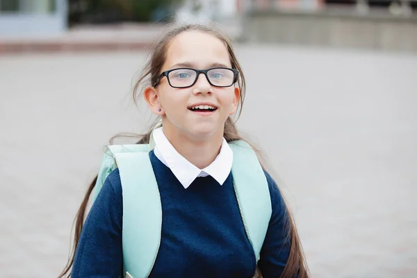 Teenager Schülerin Uniform Mit Brille Und Rucksack Blickt Die Kamera — Stockfoto