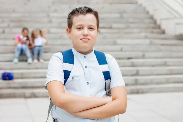 Ritratto Ragazzo Grasso Con Uno Zaino Una Soleggiata Giornata Estiva — Foto Stock