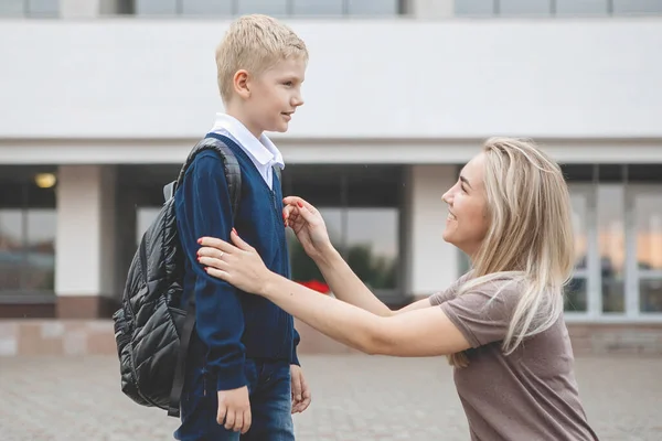 Mãe Acaricia Seu Filho Escolta Para Escola — Fotografia de Stock