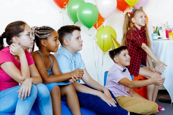 Діти День Народження Святкують Кульками Кепками Цукерками Сміхами — стокове фото