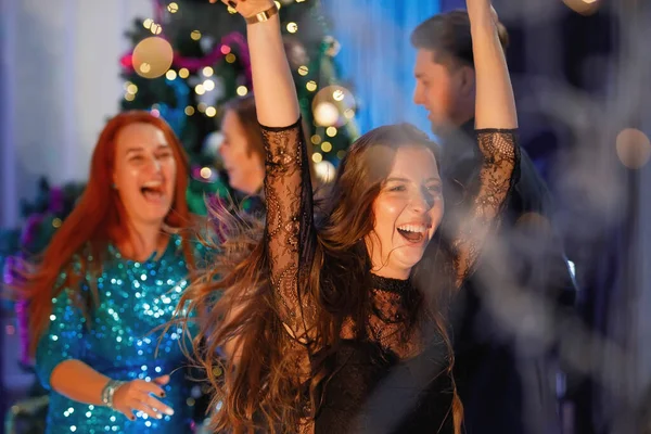 Een Groep Gelukkige Vrienden Dansend Bij Kerstboom Vrouwen Lachen Verheugen — Stockfoto