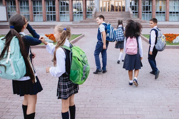 Üniformalı Öğrenciler Sınıfa Gitmek Için Okulun Önünde Buluşuyorlar — Stok fotoğraf