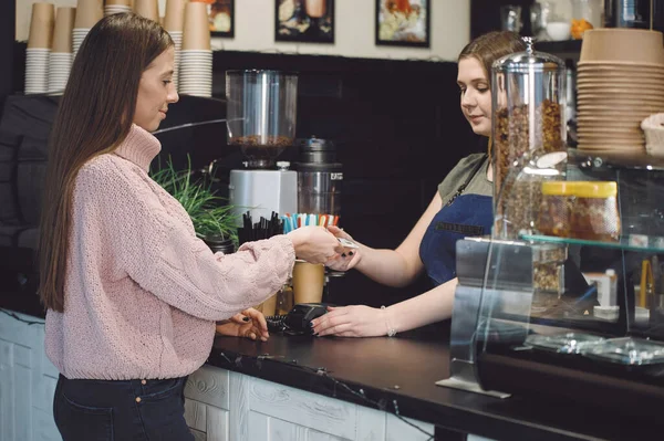 Kadın Bir Kafedeki Bardan Bir Fincan Kahve Alıyor — Stok fotoğraf