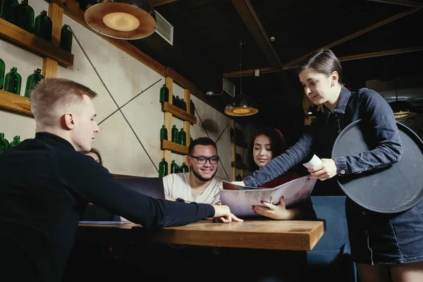 Відвідувачі Кафе Або Ресторані Роблять Замовлення Меню Гарненької Офіціантки — стокове фото