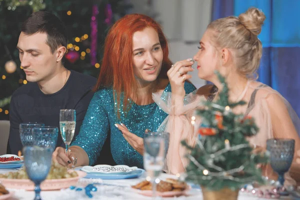 Companhia Alegre Amigos Celebra Ano Novo Uma Mesa Perto Árvore — Fotografia de Stock