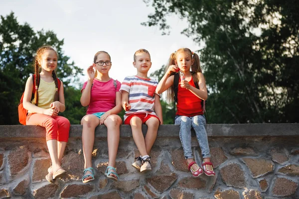 Fraai Geklede Tieners Zitten Het Stadspark Bubbels Blazen Gelukkige Kindertijd — Stockfoto