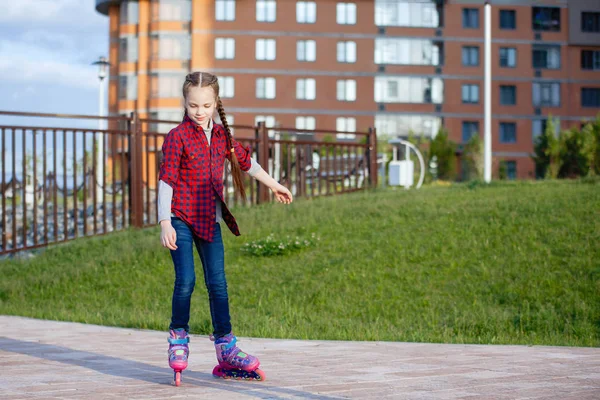 Unga Flickor Går Gatan Med Rulle Och Skoter — Stockfoto