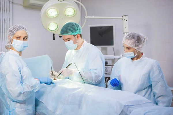 Tres Cirujanos Durante Cirugía Abdominal Uniformes Azules Guantes Látex Instrumentos —  Fotos de Stock