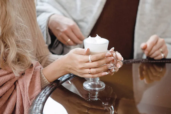 Les Mains Tendues Enveloppées Étreignez Une Tasse Café Latte — Photo