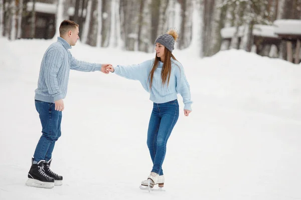 Casal Homem Mulher Pista Patinação Gelo Inverno — Fotografia de Stock