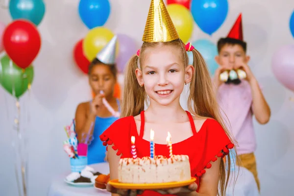 Niño Que Celebra Pastel Con Una Vela Una Celebración Cumpleaños —  Fotos de Stock