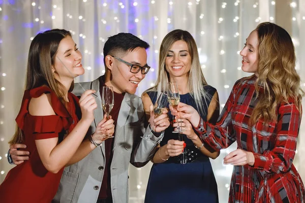 Gruppo Persone Sono Piedi Con Bicchieri Champagne Scintille Vacanza Berretti — Foto Stock