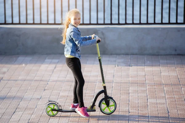 Tonårstjej Scooter Stadsparken Blå Jacka Och Jeans Rosa Sneakers — Stockfoto