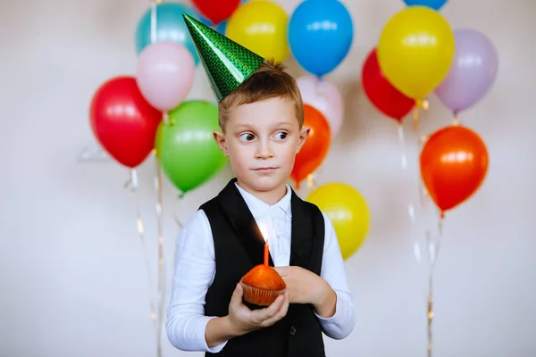 Jongen Met Een Pet Blaast Een Verjaardagskaars Uit Een Taart — Stockfoto