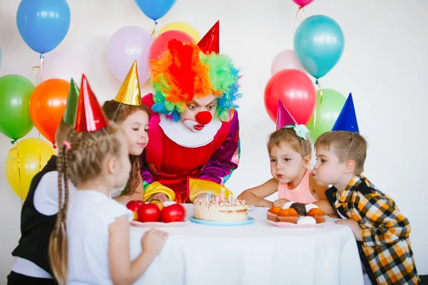 Παιδιά Παίζουν Και Διασκεδάζουν Έναν Κλόουν Ένα Πάρτι Γενεθλίων — Φωτογραφία Αρχείου