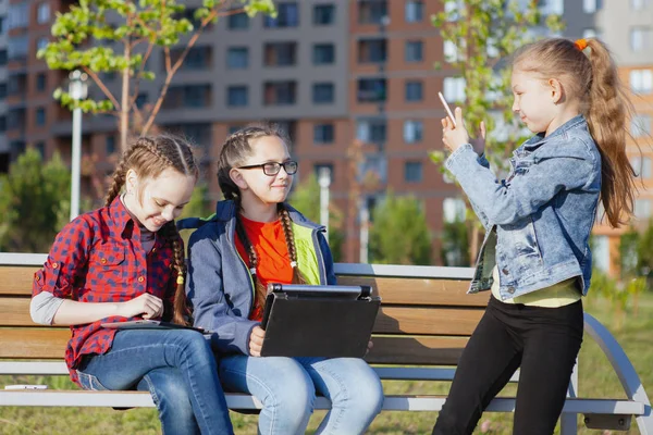 Tre Tonåriga Flicka Med Smartphone Fotograferas Bänk Stadspark Sommaren — Stockfoto