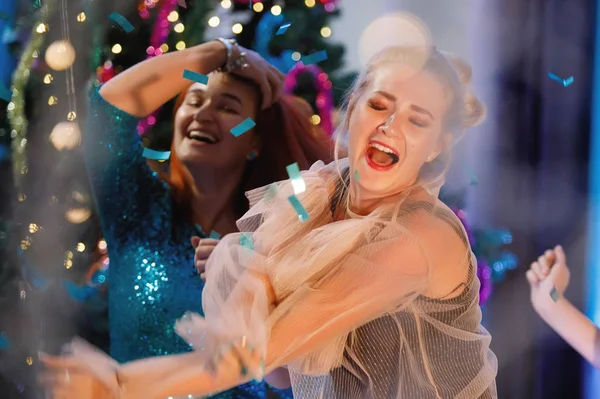 Een Groep Gelukkige Vrienden Dansend Bij Kerstboom Vrouwen Lachen Verheugen — Stockfoto